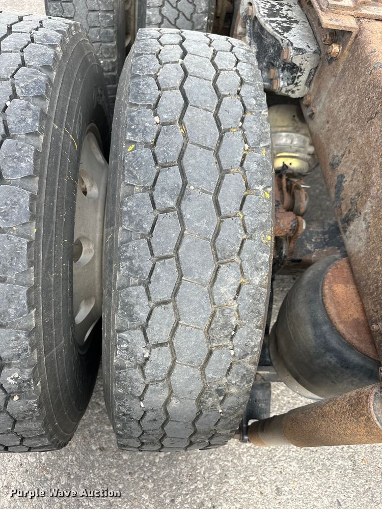 image for item OI9248 2009 Kenworth T600 semi truck