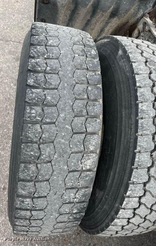 image for item OI9248 2009 Kenworth T600 semi truck