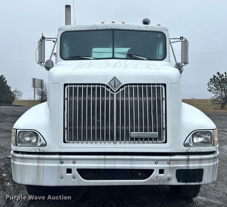 image for item OI9566 1999 International  9100 semi truck