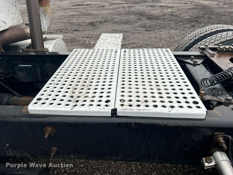 image for item OI9566 1999 International  9100 semi truck