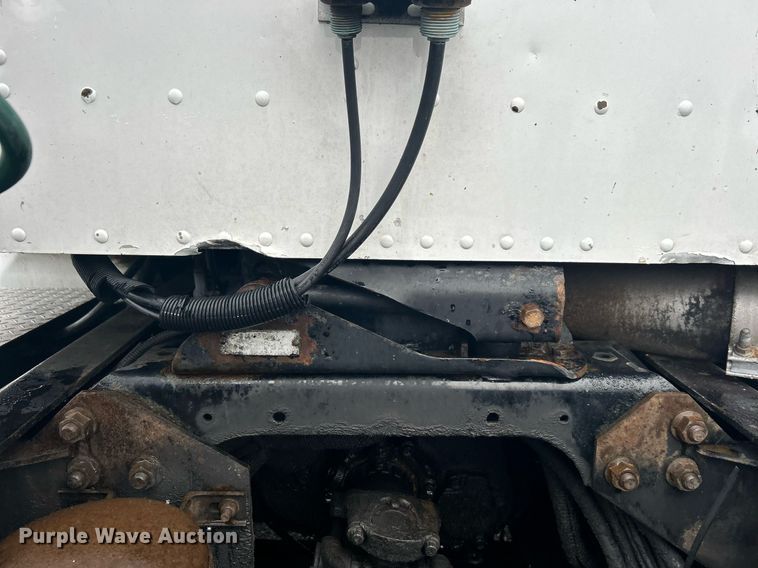 image for item OI9566 1999 International  9100 semi truck