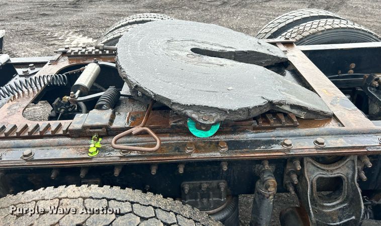 image for item OI9566 1999 International  9100 semi truck