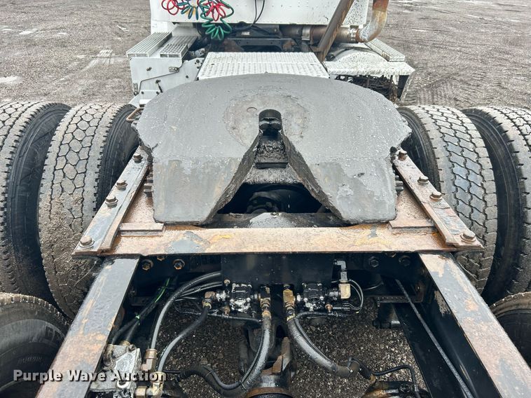 image for item OI9566 1999 International  9100 semi truck