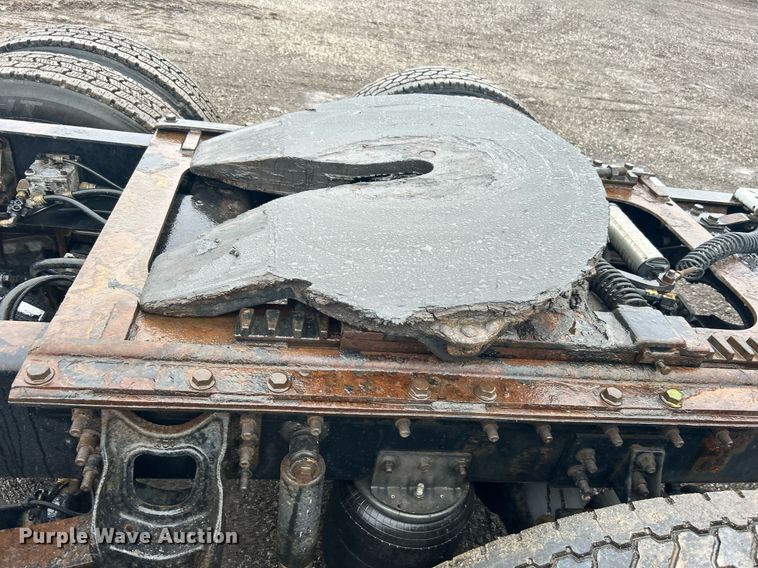 image for item OI9566 1999 International  9100 semi truck