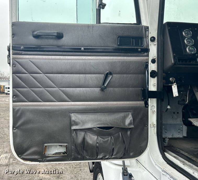 image for item OI9566 1999 International  9100 semi truck