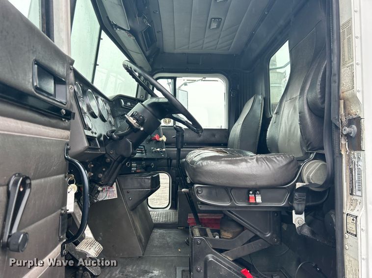 image for item OI9566 1999 International  9100 semi truck