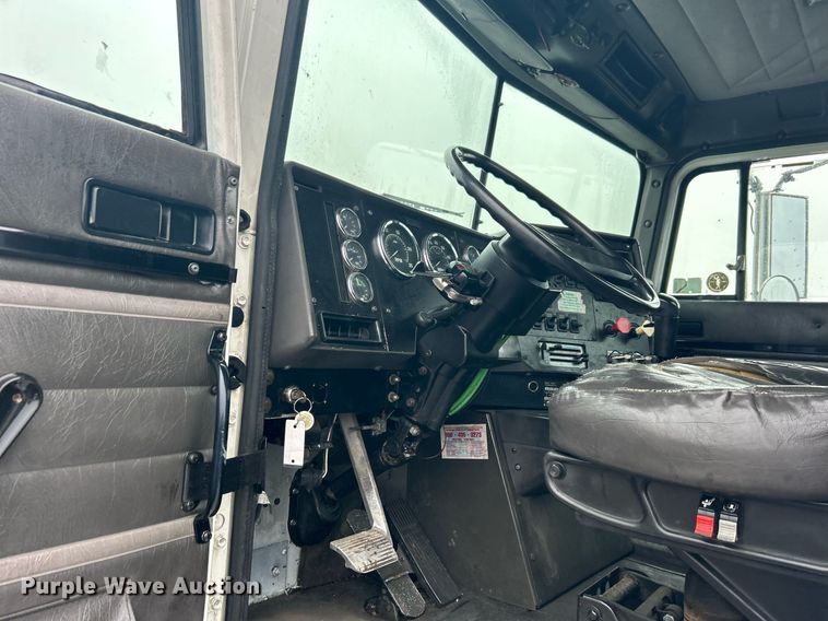 image for item OI9566 1999 International  9100 semi truck