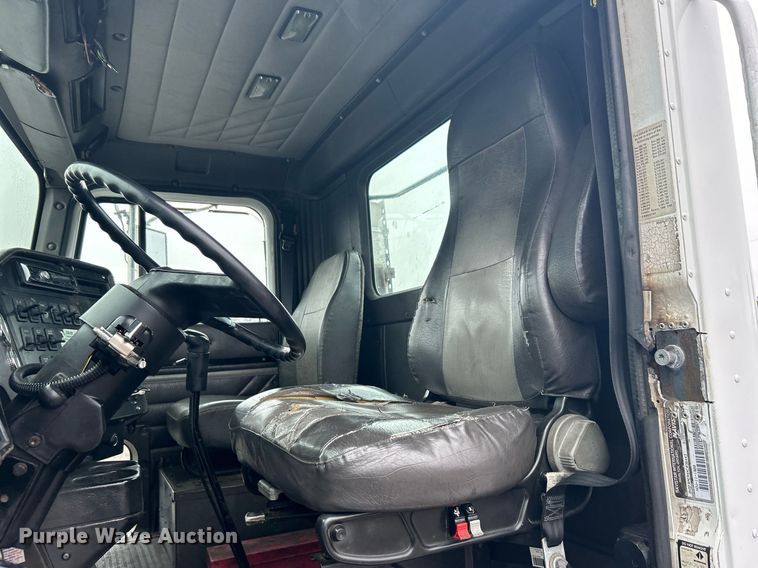 image for item OI9566 1999 International  9100 semi truck