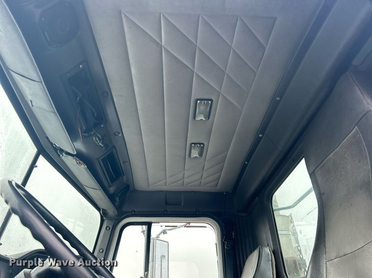 image for item OI9566 1999 International  9100 semi truck