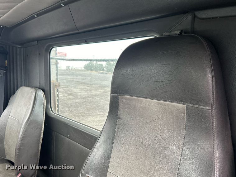 image for item OI9566 1999 International  9100 semi truck