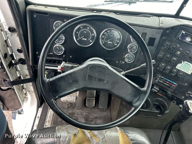 image for item OI9566 1999 International  9100 semi truck