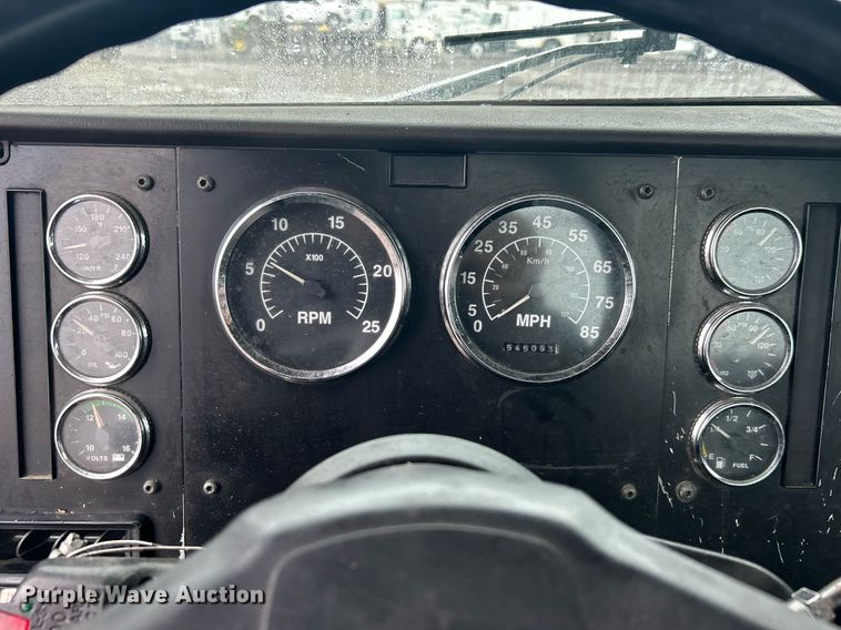 image for item OI9566 1999 International  9100 semi truck