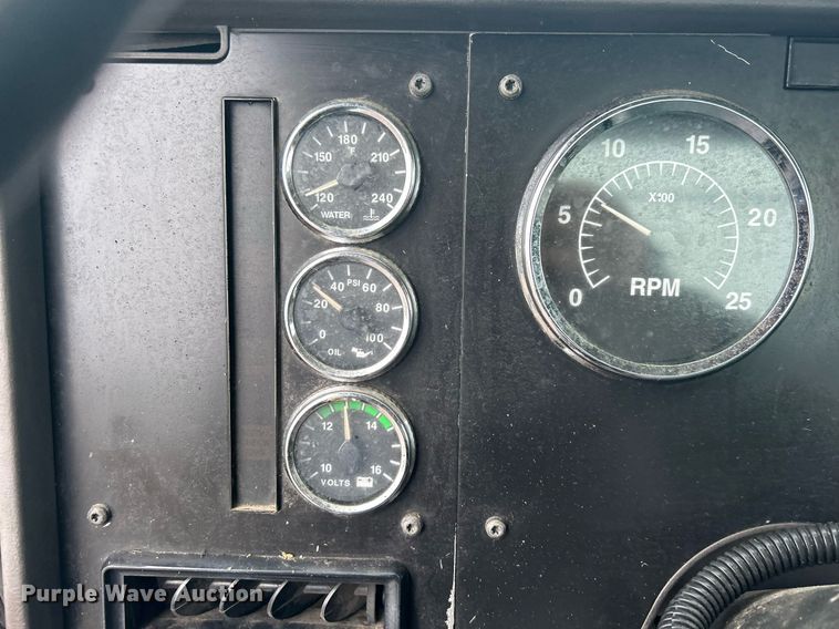 image for item OI9566 1999 International  9100 semi truck