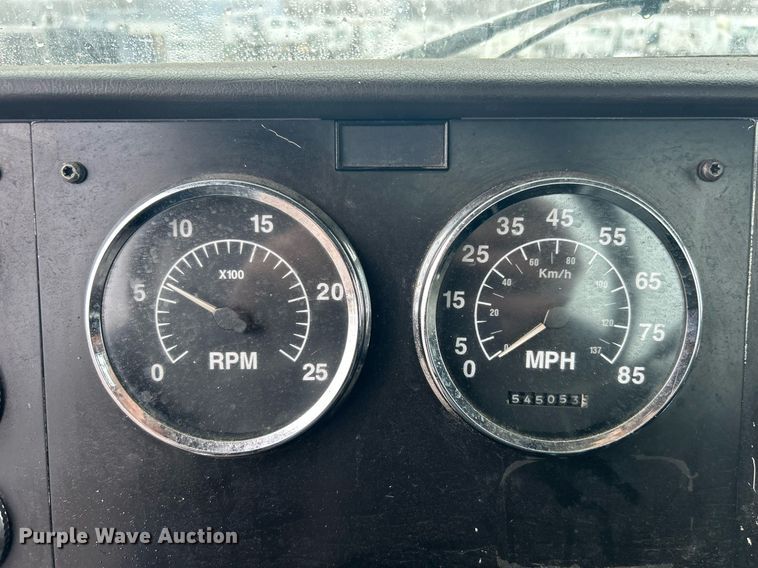 image for item OI9566 1999 International  9100 semi truck