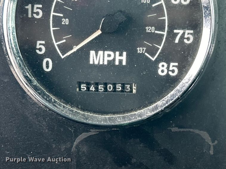 image for item OI9566 1999 International  9100 semi truck