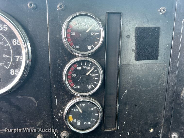 image for item OI9566 1999 International  9100 semi truck