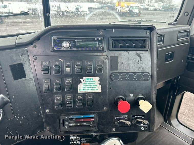 image for item OI9566 1999 International  9100 semi truck