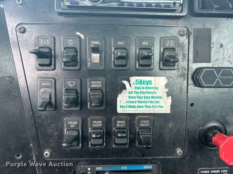 image for item OI9566 1999 International  9100 semi truck