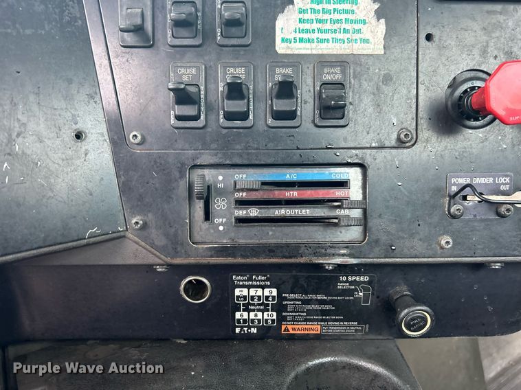 image for item OI9566 1999 International  9100 semi truck