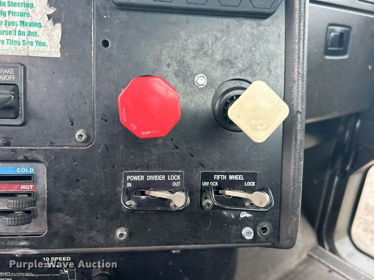 image for item OI9566 1999 International  9100 semi truck