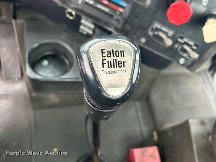 image for item OI9566 1999 International  9100 semi truck