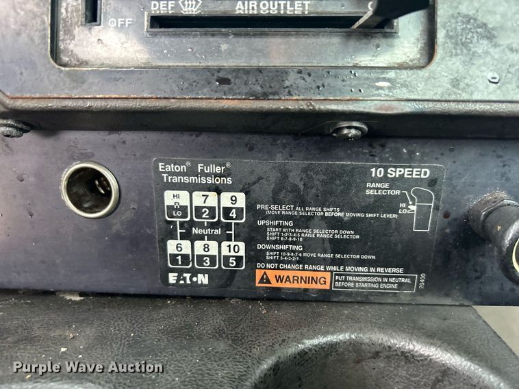 image for item OI9566 1999 International  9100 semi truck