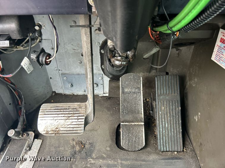 image for item OI9566 1999 International  9100 semi truck