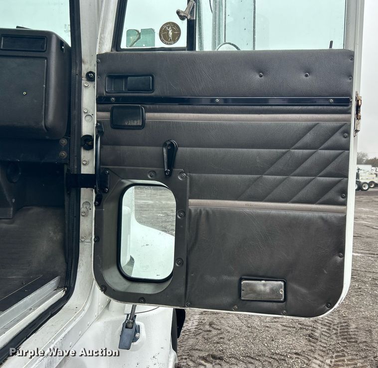 image for item OI9566 1999 International  9100 semi truck