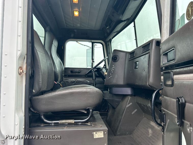 image for item OI9566 1999 International  9100 semi truck