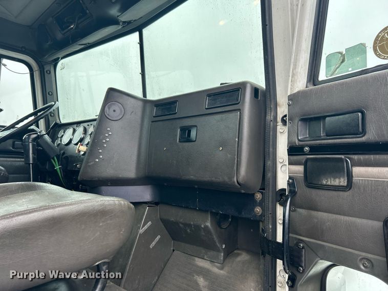 image for item OI9566 1999 International  9100 semi truck