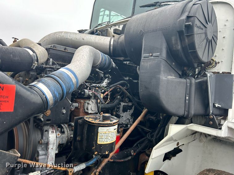 image for item OI9566 1999 International  9100 semi truck