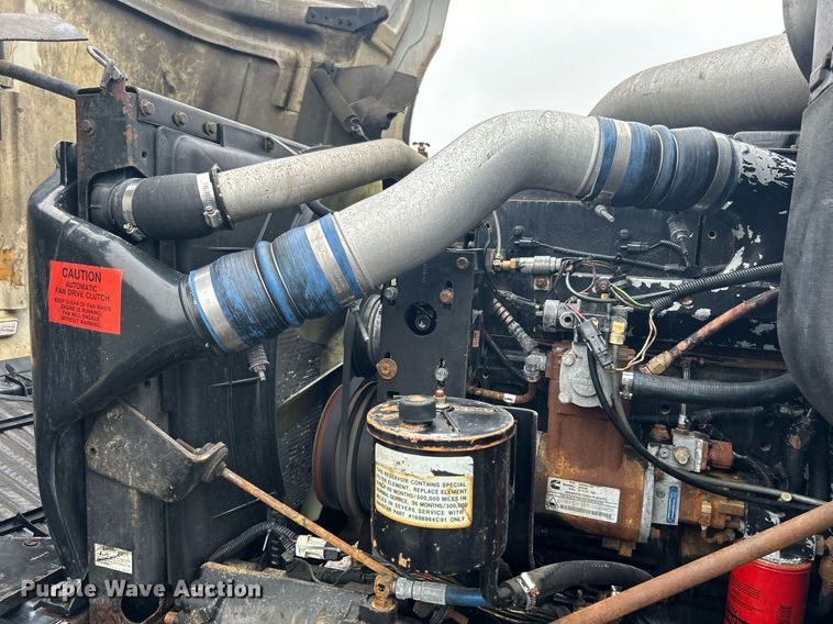 image for item OI9566 1999 International  9100 semi truck