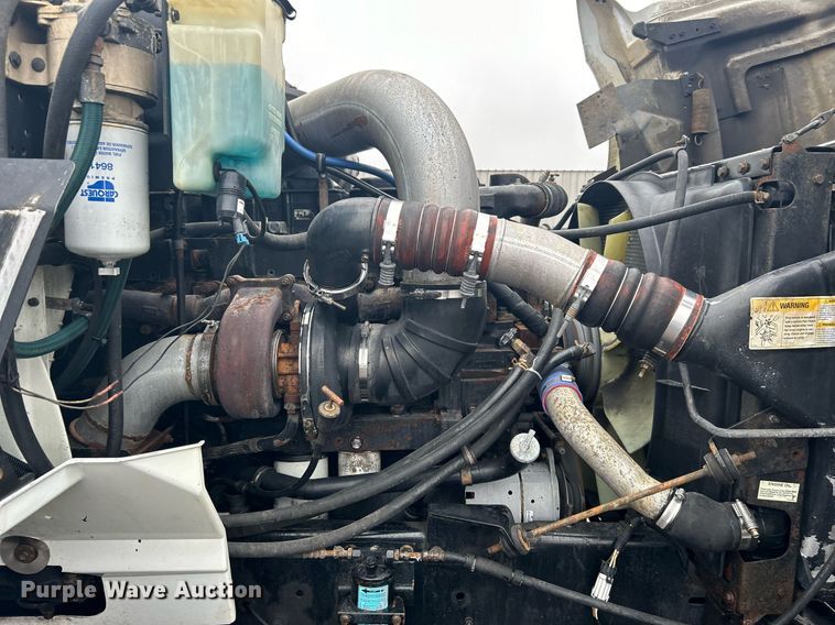 image for item OI9566 1999 International  9100 semi truck