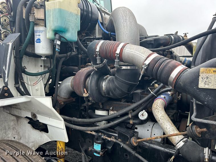 image for item OI9566 1999 International  9100 semi truck