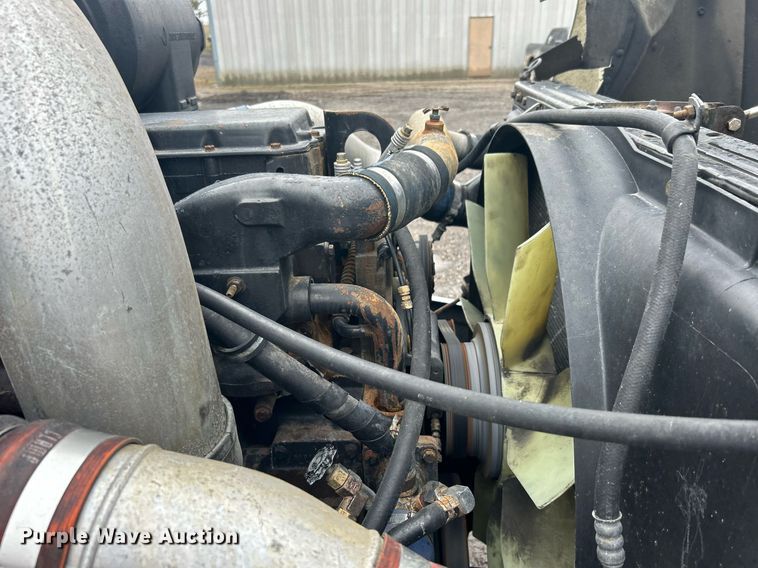 image for item OI9566 1999 International  9100 semi truck