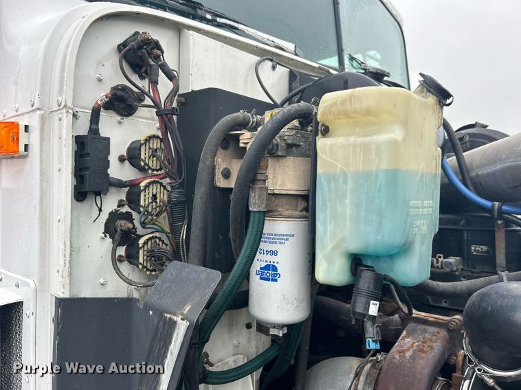 image for item OI9566 1999 International  9100 semi truck