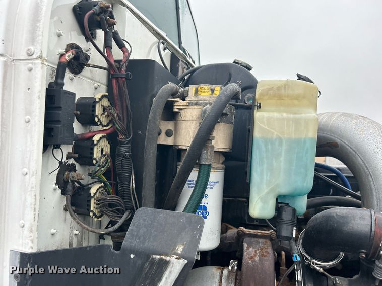 image for item OI9566 1999 International  9100 semi truck