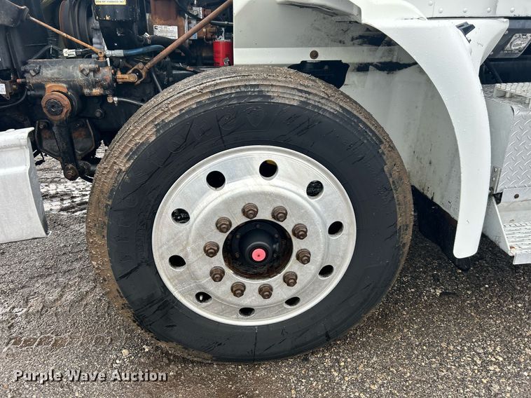 image for item OI9566 1999 International  9100 semi truck