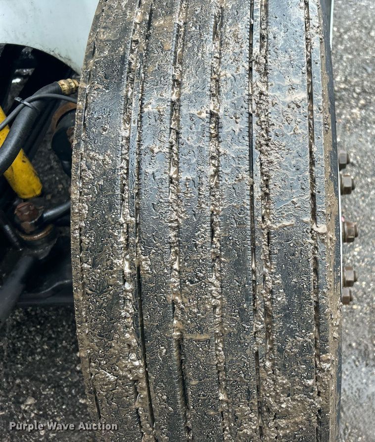 image for item OI9566 1999 International  9100 semi truck