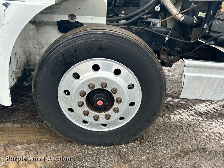 image for item OI9566 1999 International  9100 semi truck