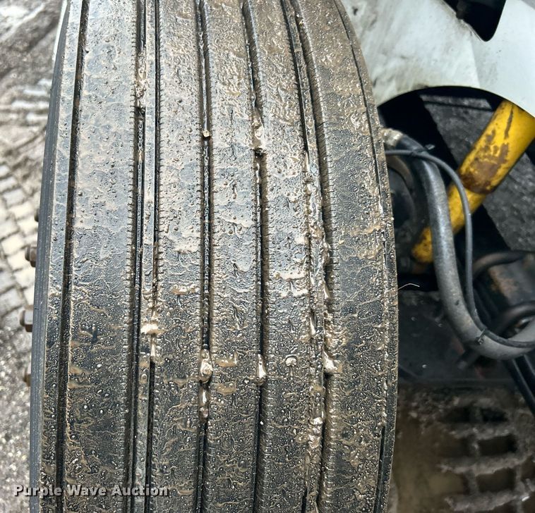 image for item OI9566 1999 International  9100 semi truck