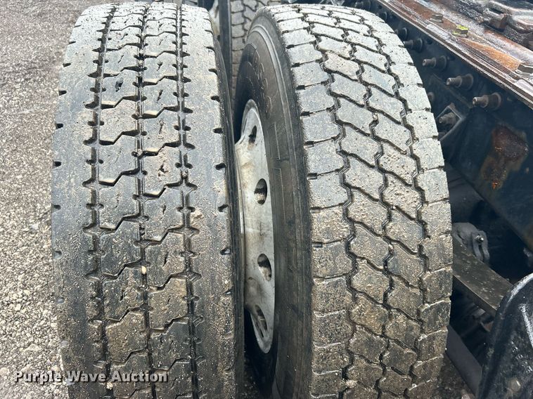 image for item OI9566 1999 International  9100 semi truck