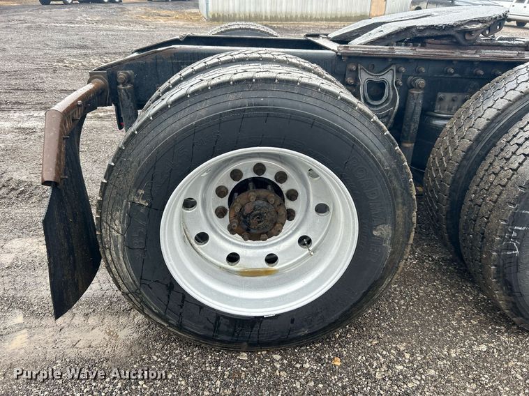 image for item OI9566 1999 International  9100 semi truck