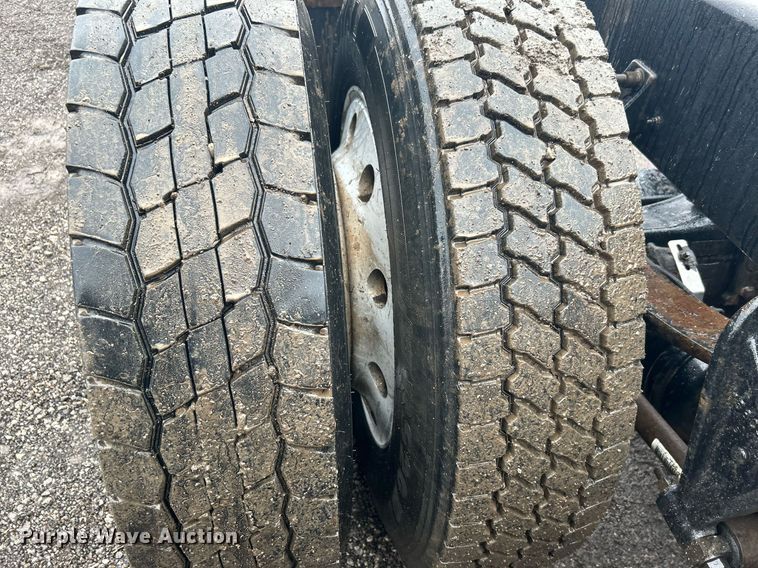 image for item OI9566 1999 International  9100 semi truck