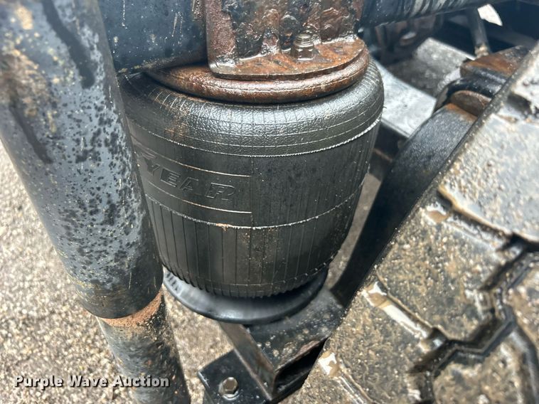 image for item OI9566 1999 International  9100 semi truck