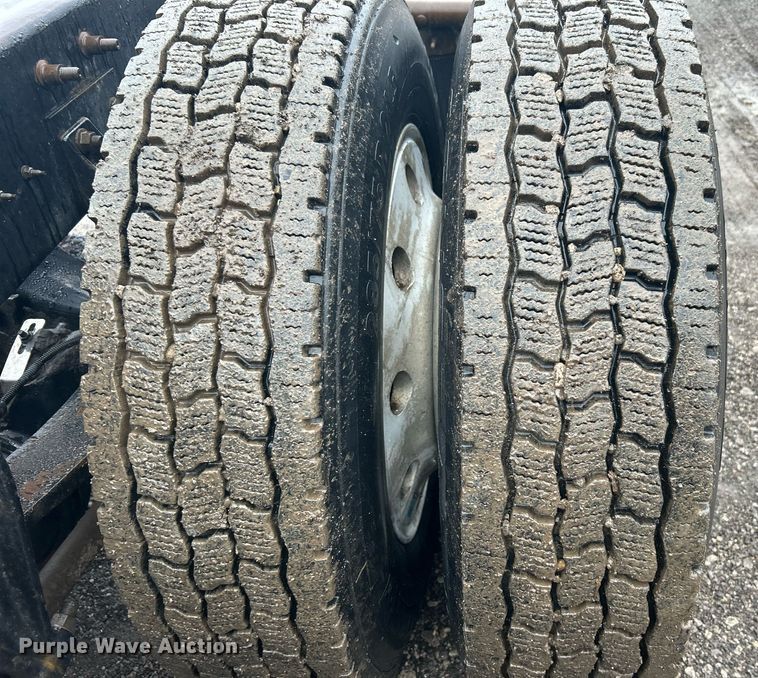 image for item OI9566 1999 International  9100 semi truck