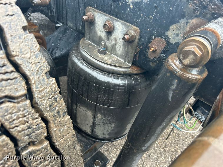 image for item OI9566 1999 International  9100 semi truck