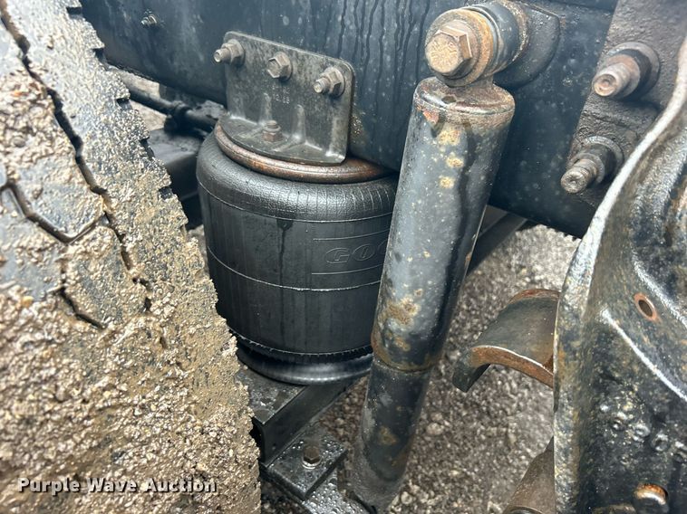 image for item OI9566 1999 International  9100 semi truck