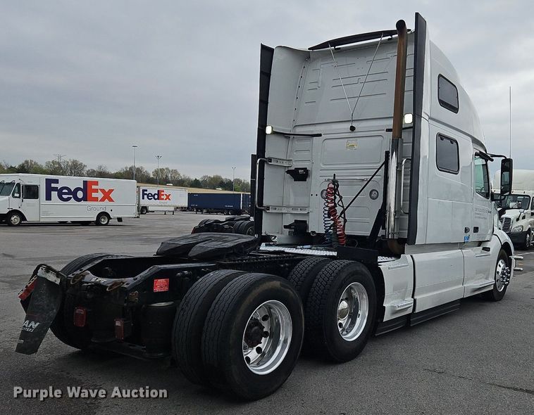 image for item OK9862 2020 Volvo  VNL semi truck