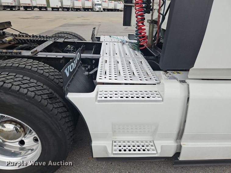 image for item OK9862 2020 Volvo  VNL semi truck
